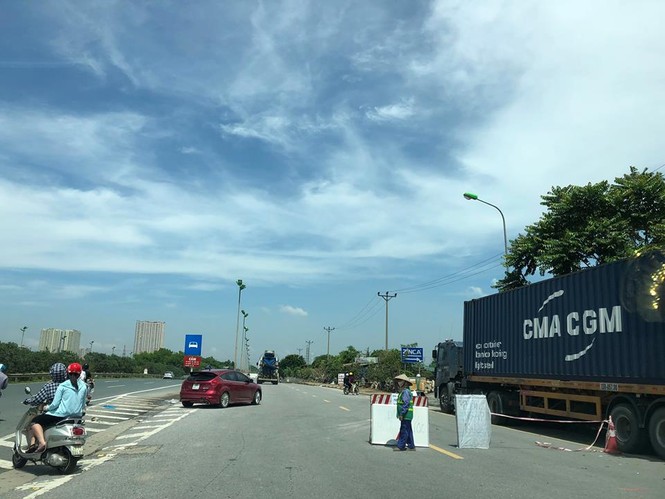 Ôtô 'rẽ sóng' vượt qua làng biệt thự triệu đô phía Tây Hà Nội - ảnh 14