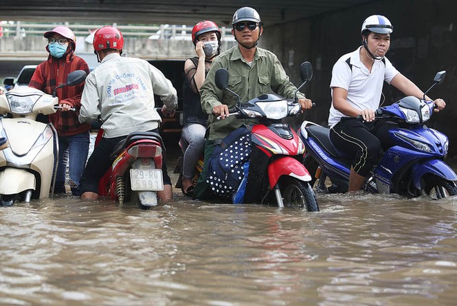 Hai ngày sau mưa lớn, đường ngoại thành Hà Nội vẫn bị ngập - ảnh 2