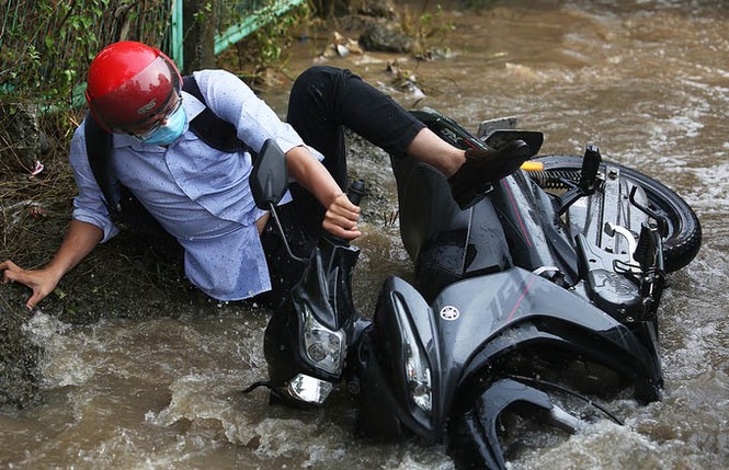 Hai ngày sau mưa lớn, đường ngoại thành Hà Nội vẫn bị ngập - ảnh 4