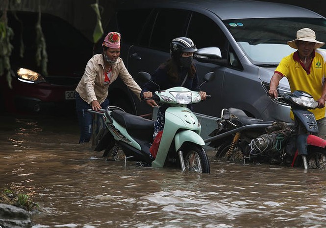 Hai ngày sau mưa lớn, đường ngoại thành Hà Nội vẫn bị ngập - ảnh 5