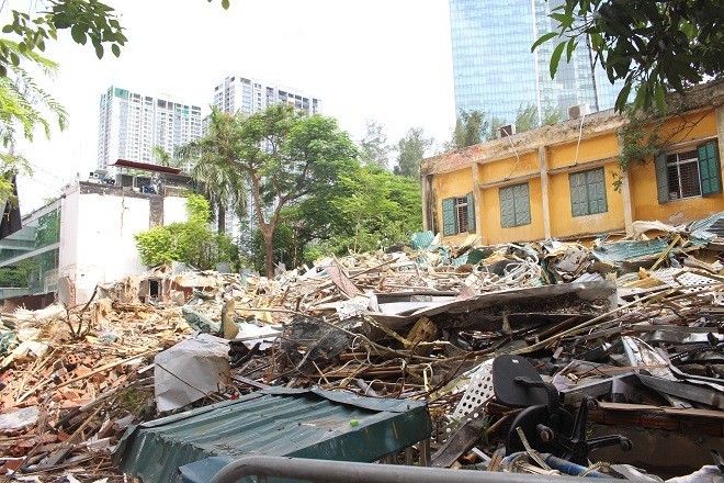 Hà Nội: Rác thải ngổn ngang trên đường Phan Kế Bính - ảnh 1