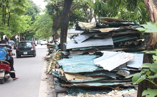 Hà Nội: Rác thải ngổn ngang trên đường Phan Kế Bính - ảnh 4