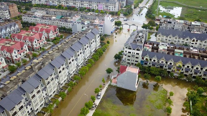 'Hỏa tốc' ứng phó ngập lụt ở 'làng' biệt thự triệu đô Hà Nội - ảnh 3
