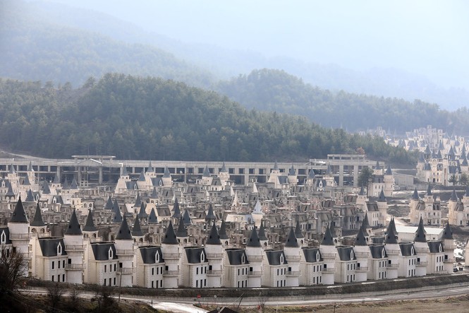 Xót xa 'làng biệt thự' 200 triệu đô tuyệt đẹp bị bỏ hoang - ảnh 4