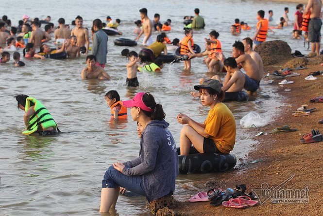 Hà Nội nóng rát, đập Quán Trăn thành bãi biển ngàn người tắm - ảnh 15