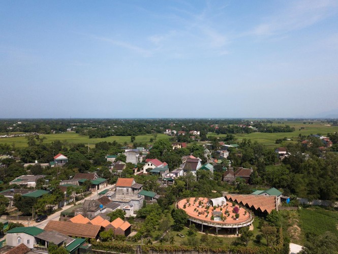 Ngôi nhà hình elip với bể bơi, sân vườn ở vùng quê Nghệ An - ảnh 2
