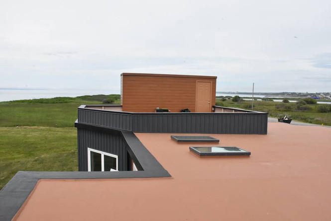 Ngôi nhà làm từ 6 nghìn chai nhựa tái chế, có view biển tuyệt đẹp - ảnh 6