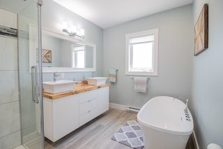 Ngôi nhà làm từ 6 nghìn chai nhựa tái chế, có view biển tuyệt đẹp - ảnh 8