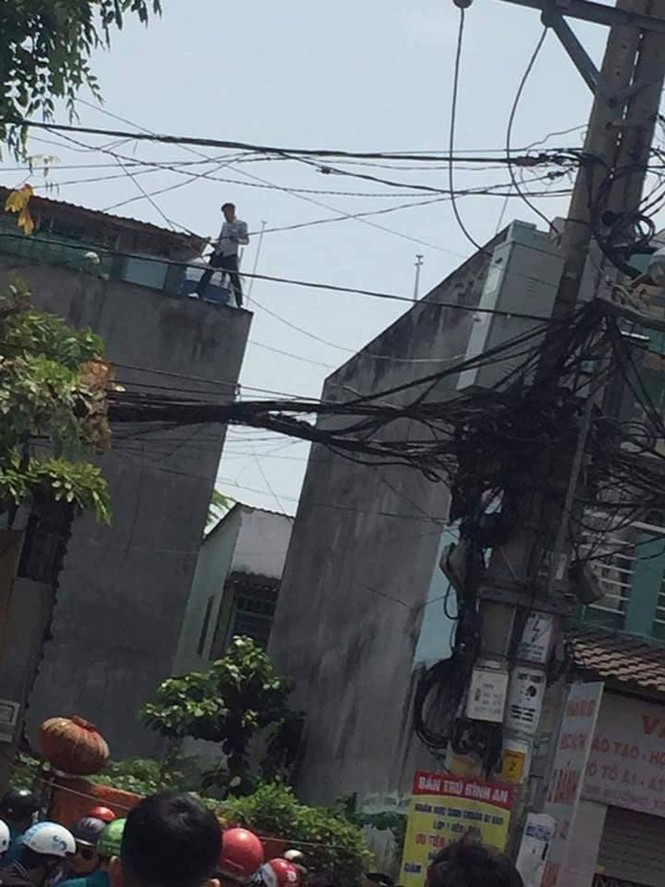 Hai kẻ tình nghi trộm cắp xịt hơi cay vào công an - ảnh 1