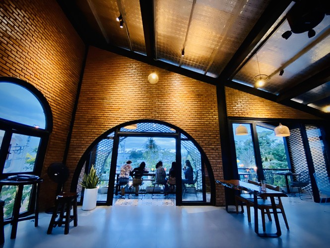 Ngôi nhà kết hợp quán cafe đẹp lạ nhờ nghệ thuật xếp gạch gây mê - ảnh 7