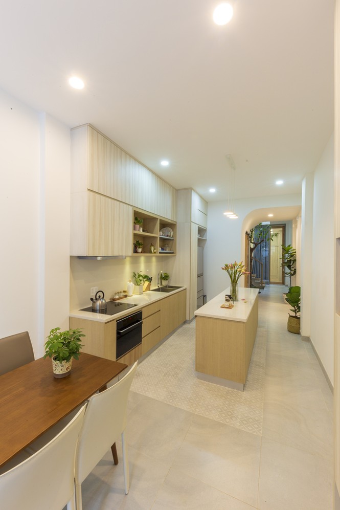 Ngôi nhà ống hẹp ở Sài Gòn với mặt tiền 'uốn cong' vô cùng ấn tượng - ảnh 5