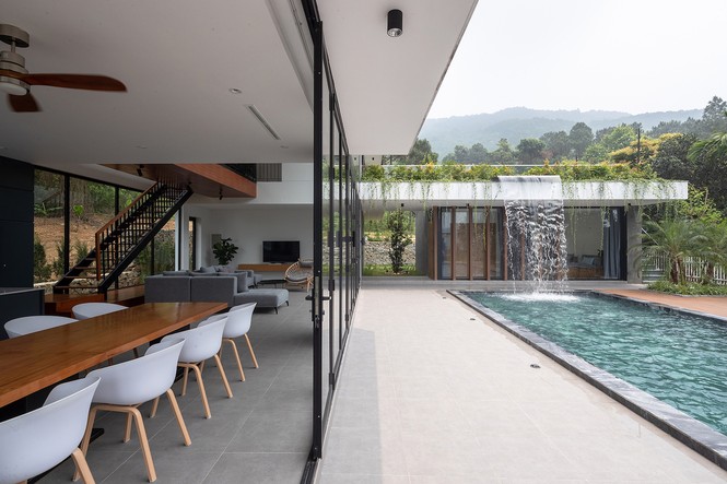 Ngôi nhà có thác nước tuyệt đẹp giữa đồi thông - ảnh 2