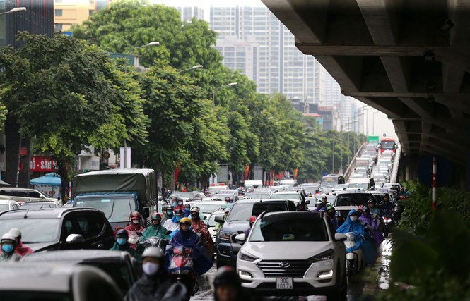 Vượt 'biển người' tới công sở dưới cơn mưa Hà thành - ảnh 13