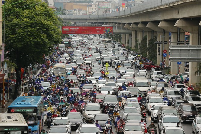 Vượt 'biển người' tới công sở dưới cơn mưa Hà thành - ảnh 15