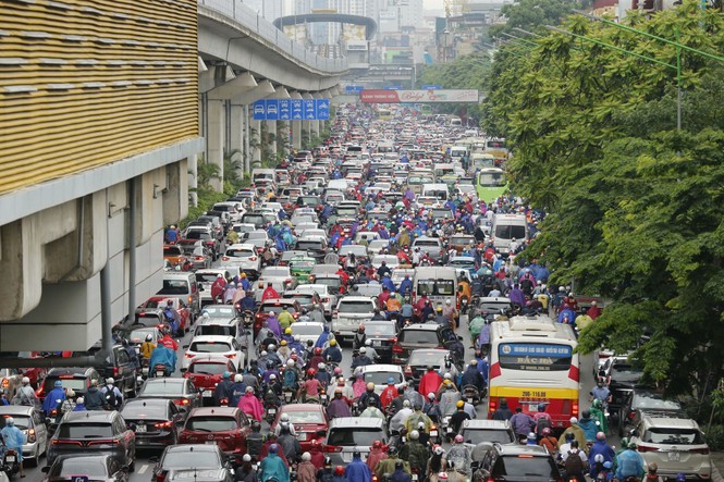 Vượt 'biển người' tới công sở dưới cơn mưa Hà thành - ảnh 16