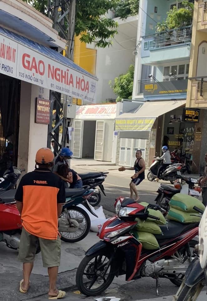 Chủ tiệm gạo bị nhân viên cũ đâm dã man - ảnh 1