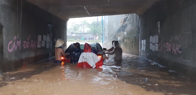 Nha Trang sạt lở do mưa lớn, nhiều người tử vong - ảnh 2