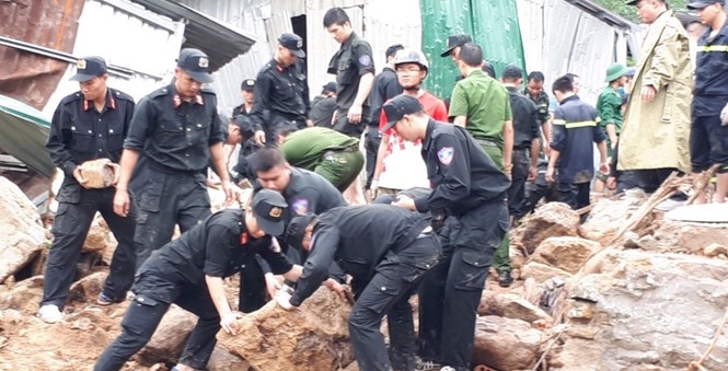 Tang thương sau trận lũ bất thường ở Nha Trang - ảnh 1