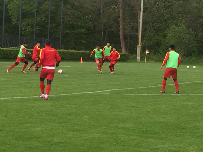 Mục kích U20 Việt Nam 'luyện công' tại Đức - ảnh 1