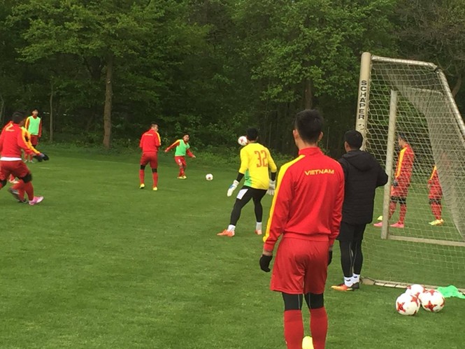 Mục kích U20 Việt Nam 'luyện công' tại Đức - ảnh 4
