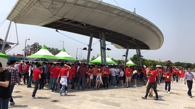 CĐV “nhuộm đỏ” Jeonju, tiếp lửa U20 Việt Nam đại chiến Honduras - ảnh 1