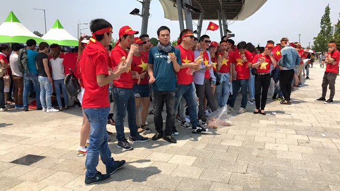 CĐV “nhuộm đỏ” Jeonju, tiếp lửa U20 Việt Nam đại chiến Honduras - ảnh 2