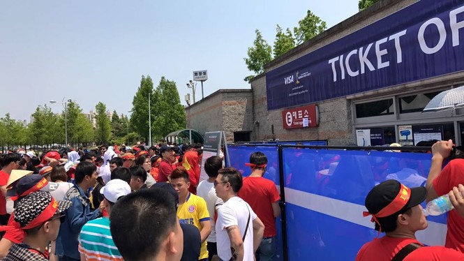 CĐV “nhuộm đỏ” Jeonju, tiếp lửa U20 Việt Nam đại chiến Honduras - ảnh 7