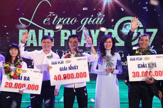 Văn Toàn tặng giải thưởng Fair-play cho nữ cầu thủ giúp mẹ chữa bệnh - ảnh 1