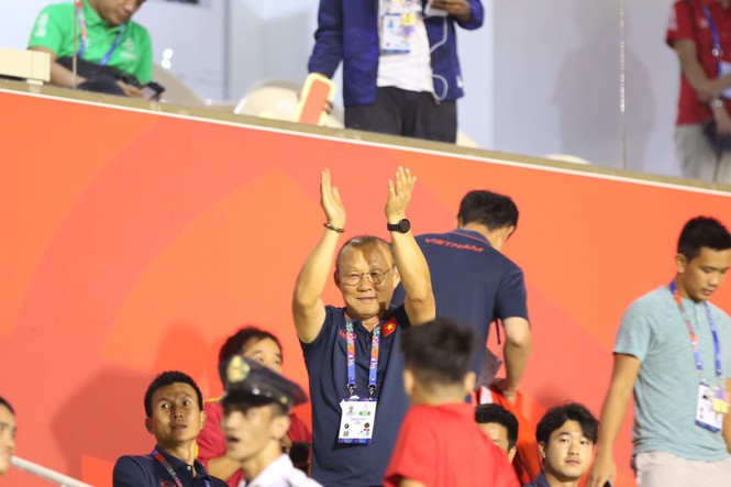 U22 Việt Nam 'xả trại', ông Park đi cổ vũ bóng đá nữ cuồng nhiệt - ảnh 1