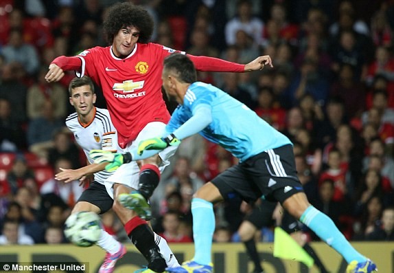 Giúp M.U hạ Valencia, Fellaini thắp hy vọng trụ lại Old Trafford - ảnh 1