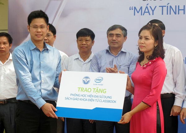 Học sinh miền núi học tiếng Anh với sách giáo khoa điện tử - ảnh 1