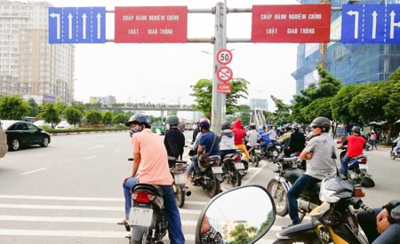 Khiếp vía bởi hàng chục quái xế đua xe dưới chân cầu Sài Gòn - ảnh 2