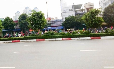 Khiếp vía bởi hàng chục quái xế đua xe dưới chân cầu Sài Gòn - ảnh 1