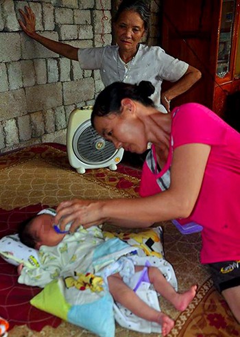 Bé trai một tháng tuổi bị bỏ rơi bên gốc cây khế - ảnh 1