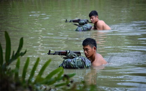 Mục kích tuyệt chiêu của đặc công nước - ảnh 3