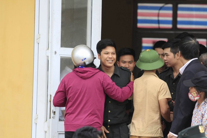 19 cán bộ, chiến sĩ rời Đồng Tâm trong nụ cười và những tiếng vỗ tay - ảnh 4