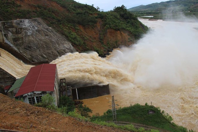 Vỡ đập chứa nước ở Hà Tĩnh, hàng loạt thủy điện xả lũ - ảnh 1