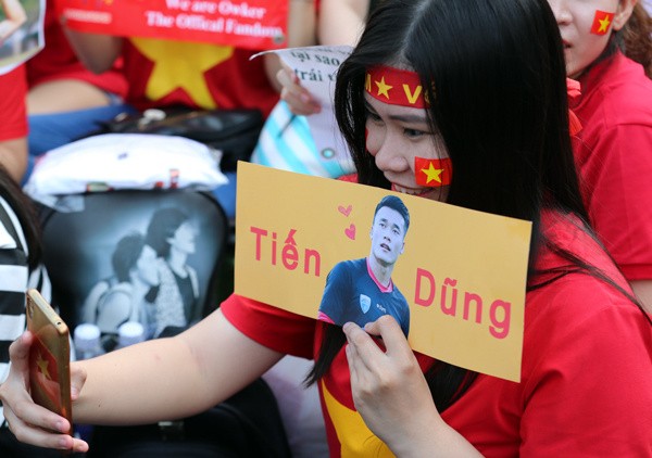 CĐV nữ mang biểu ngữ bày tỏ sự hâm mộ tuyển thủ U23 - ảnh 1