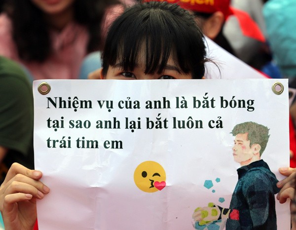 CĐV nữ mang biểu ngữ bày tỏ sự hâm mộ tuyển thủ U23 - ảnh 2