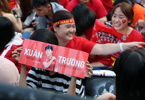 CĐV nữ mang biểu ngữ bày tỏ sự hâm mộ tuyển thủ U23 - ảnh 3