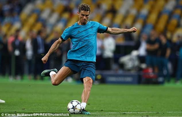 Ronaldo sút bóng làm chảy máu mắt phóng viên - ảnh 4