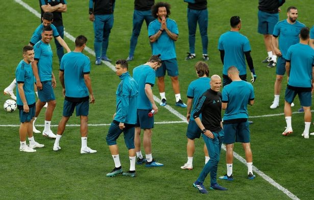 Ronaldo sút bóng làm chảy máu mắt phóng viên - ảnh 2