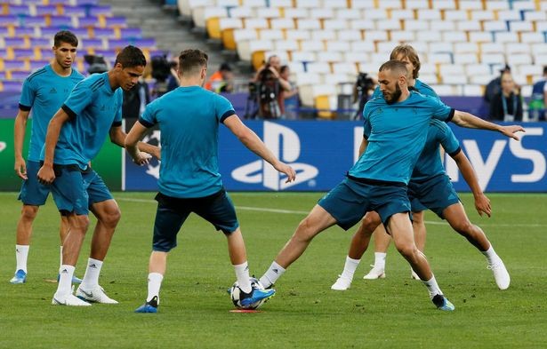 Ronaldo sút bóng làm chảy máu mắt phóng viên - ảnh 3