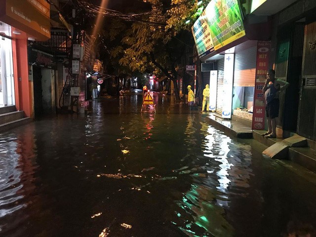 Rợn người trước sấm sét đầy trời trong cơn mưa lớn ở Hà Nội - ảnh 3