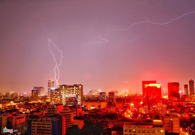 Rợn người trước sấm sét đầy trời trong cơn mưa lớn ở Hà Nội - ảnh 1