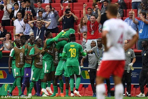 Hàng thủ chơi tệ, Ba Lan thua đau Senegal trận ra quân World Cup - ảnh 15
