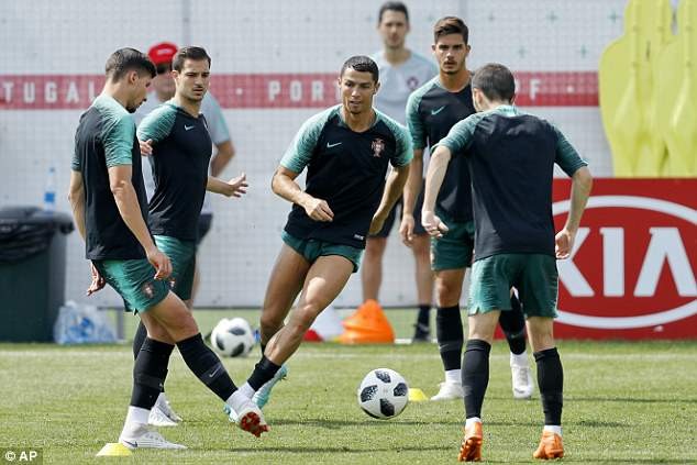 Ronaldo và Messi chuẩn bị ra sao cho 'đại chiến' vòng 1/8 World Cup? - ảnh 7