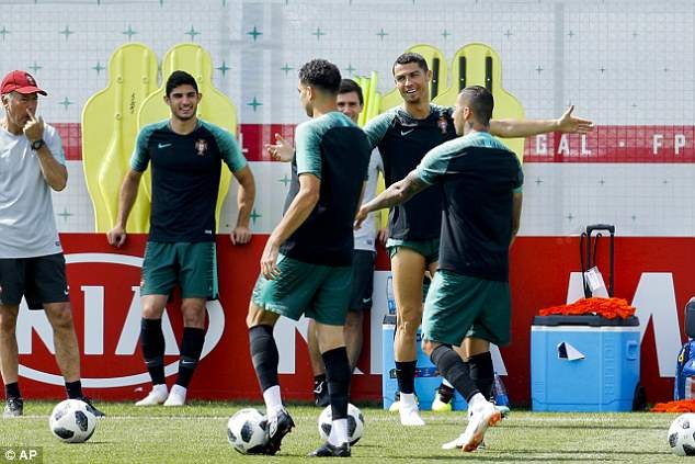 Ronaldo và Messi chuẩn bị ra sao cho 'đại chiến' vòng 1/8 World Cup? - ảnh 9