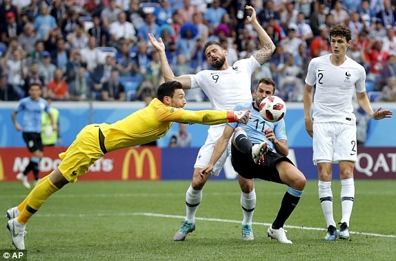 Chùm ảnh cầu thủ Uruguay rơi lệ sau thất bại trước tuyển Pháp - ảnh 2