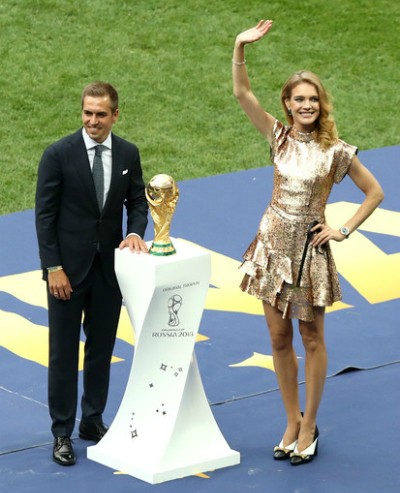 Siêu mẫu Nga sánh đôi Philipp Lahm mở cúp vàng trước trận chung kết - ảnh 8